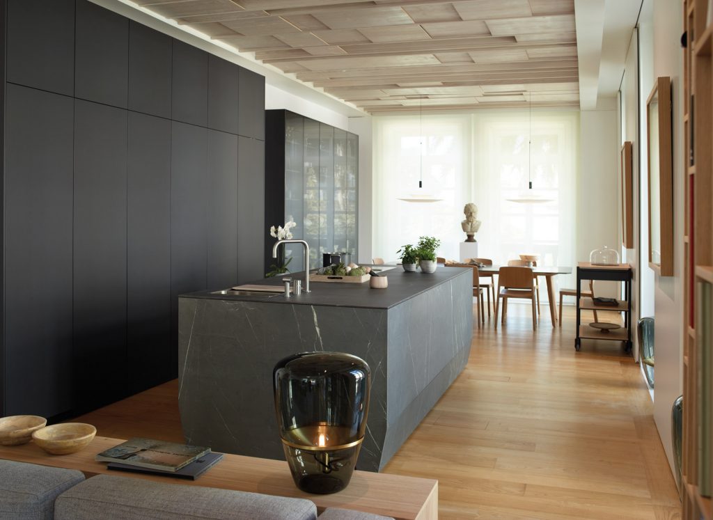 Cocina abierta con isla y muebles hasta el techo