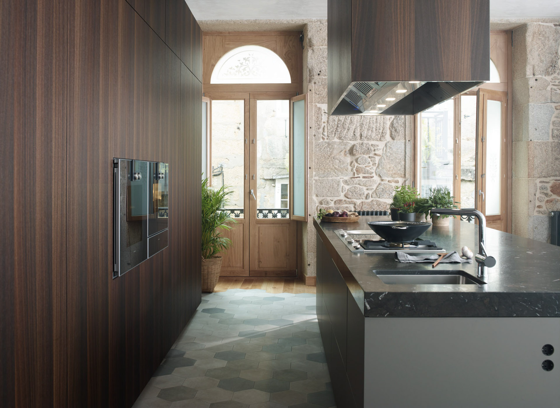 Cocina grande con isla central Santos