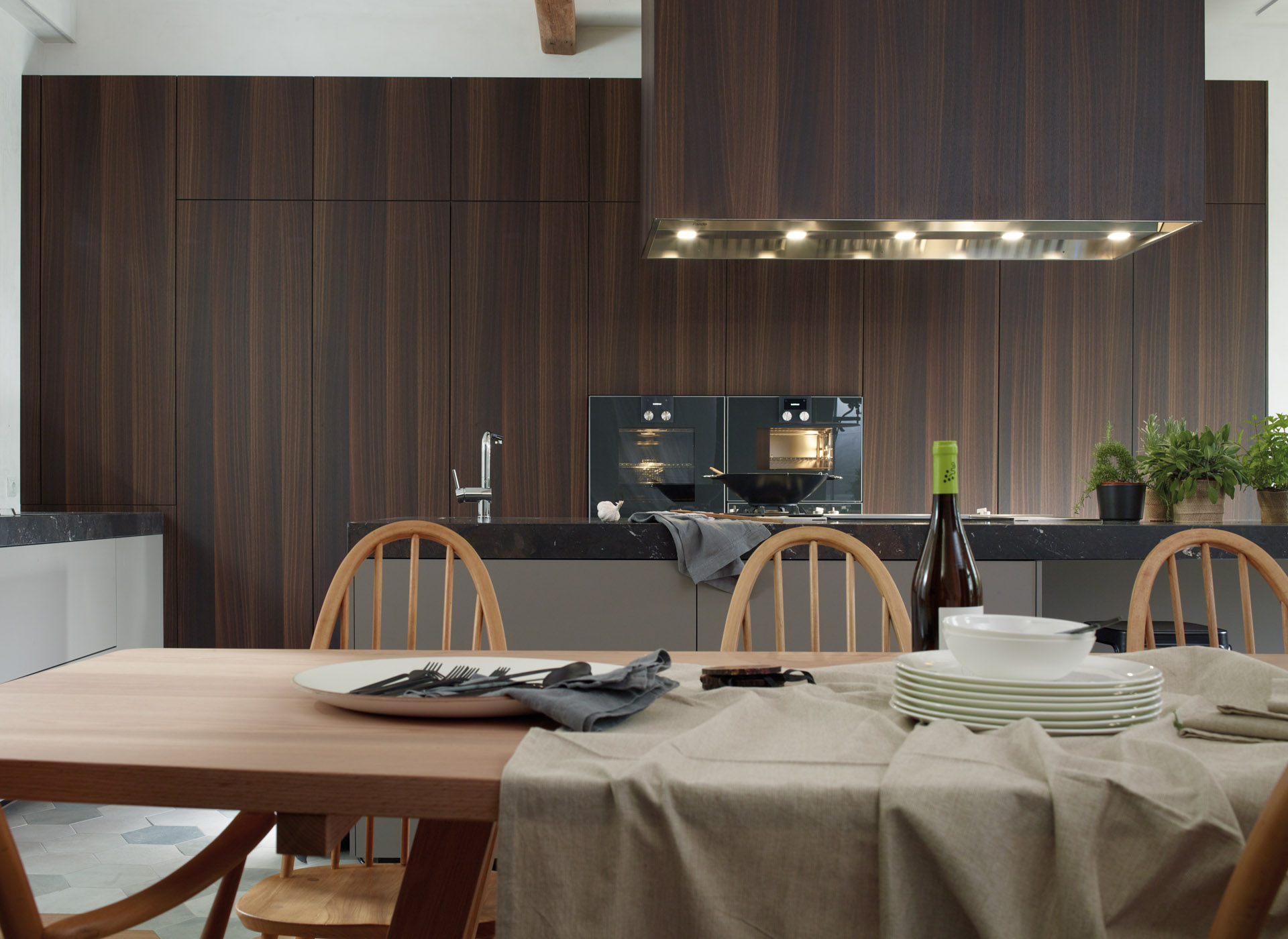 Cocina grande con isla con mesa y aparador
