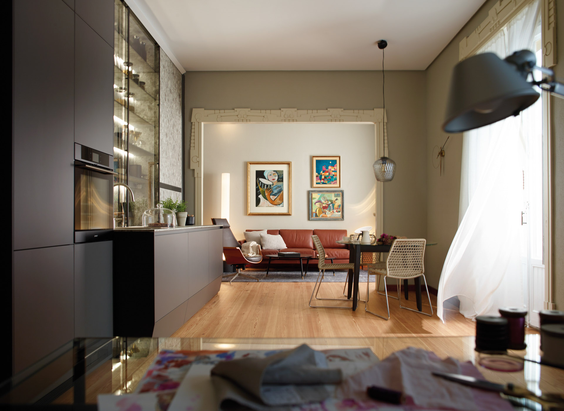 Cocina lineal con muebles de suelo a techo