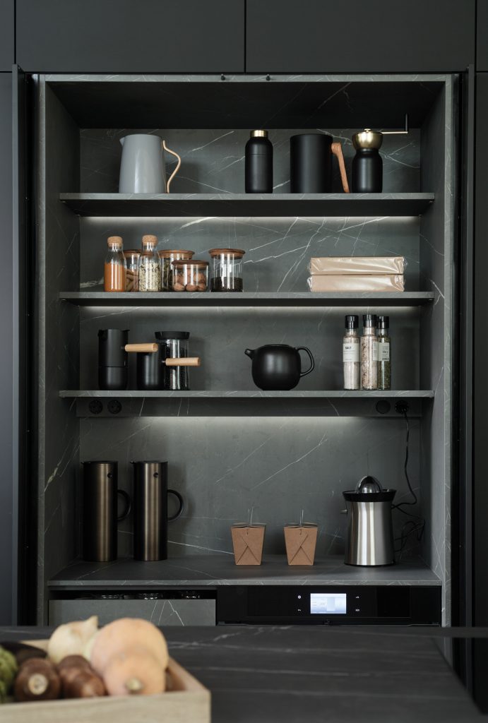 estantes-con-iluminacion-en-mueble-escamoteable-santos