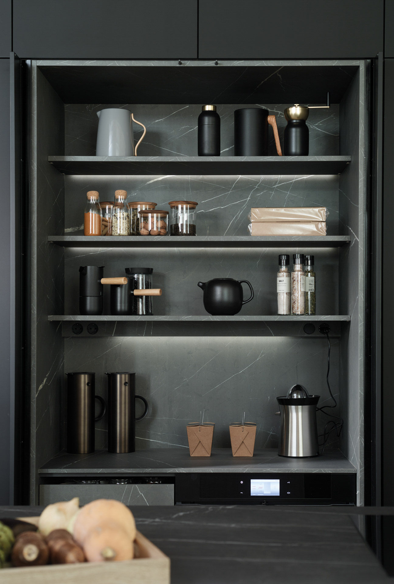 estantes-con-iluminacion-en-mueble-escamoteable-santos