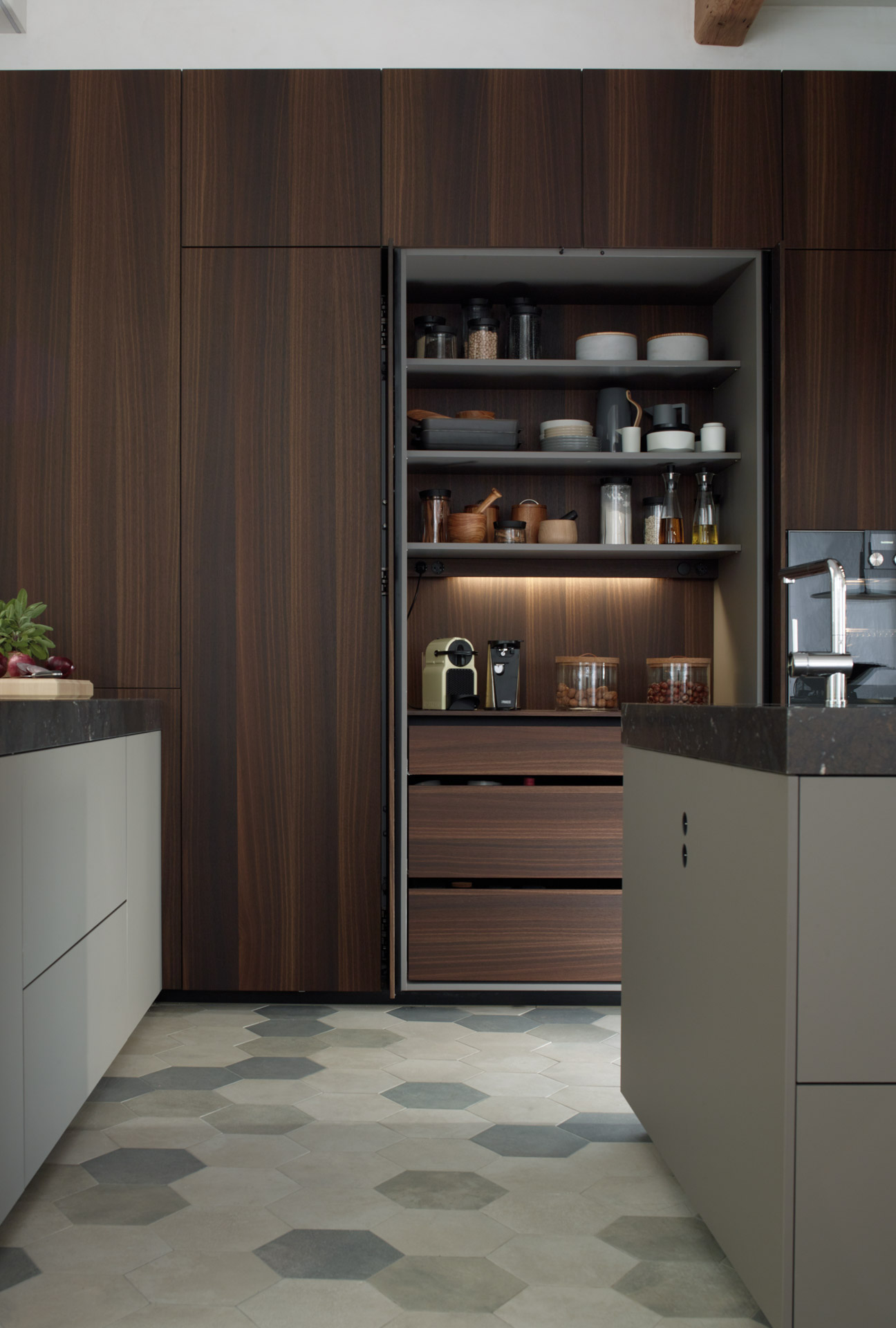 Mueble escamoteable en cocinas grandes con isla