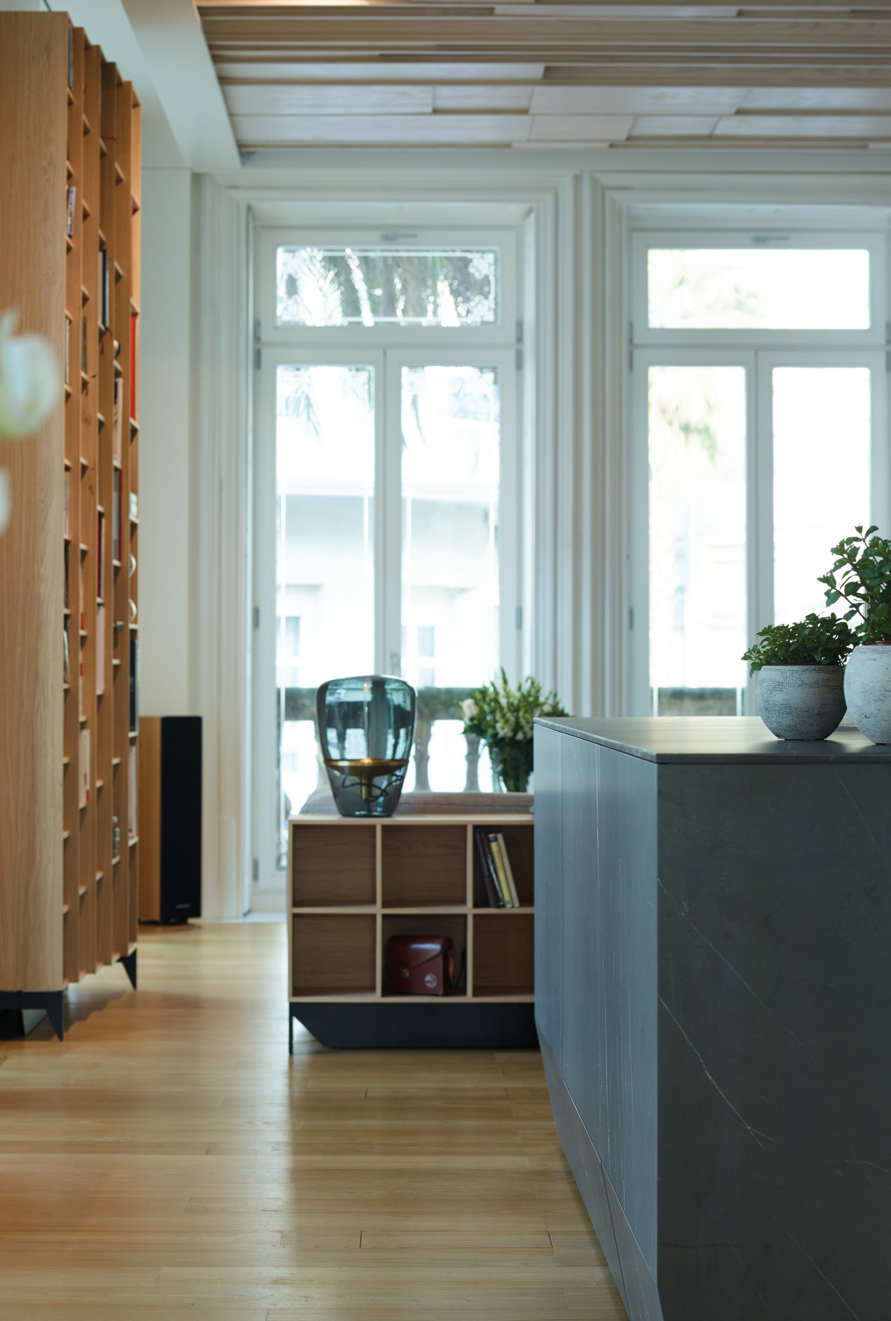 Muebles columna en cocina abierta con isla