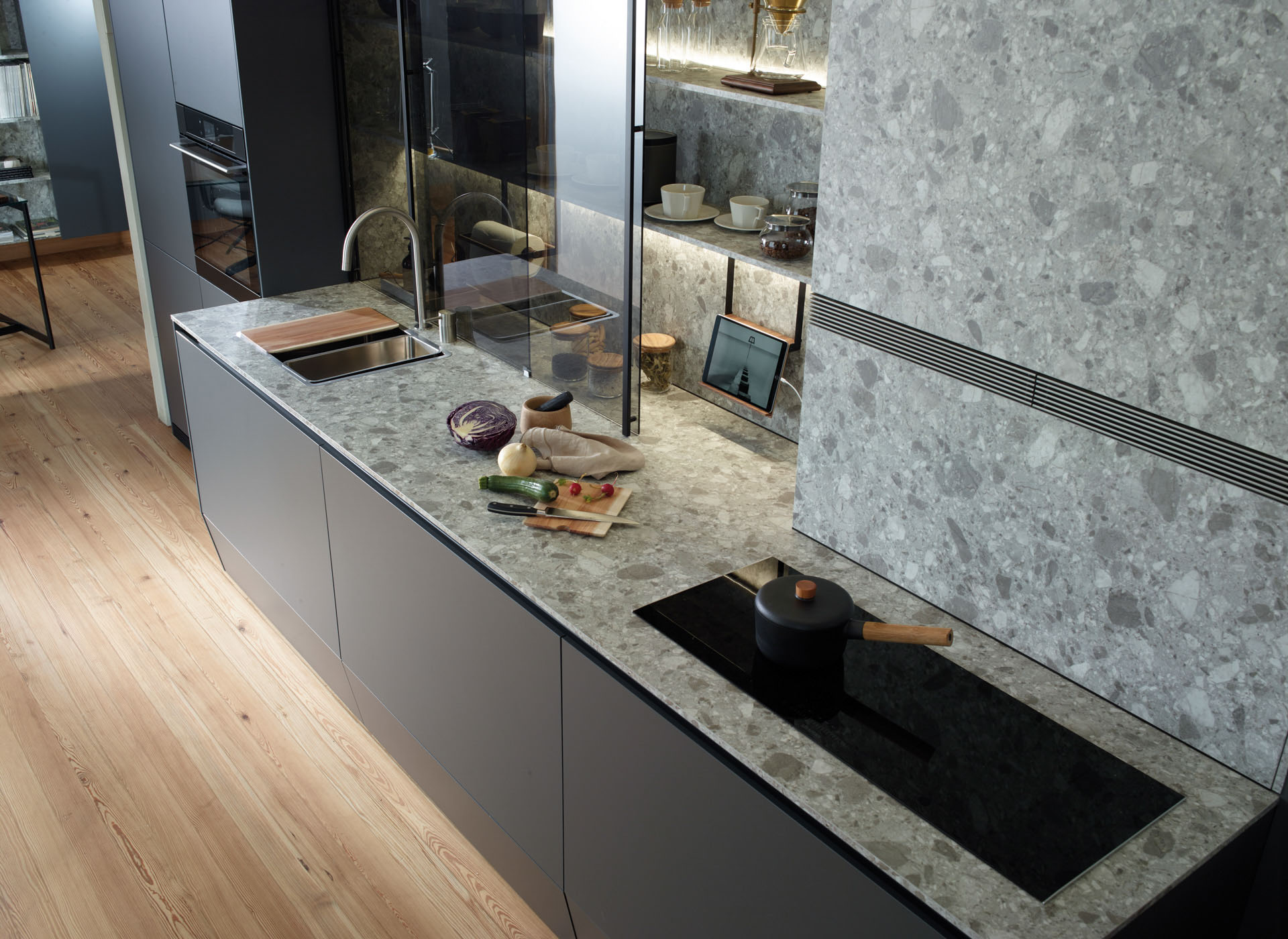 Muebles de suelo a techo con zócalos