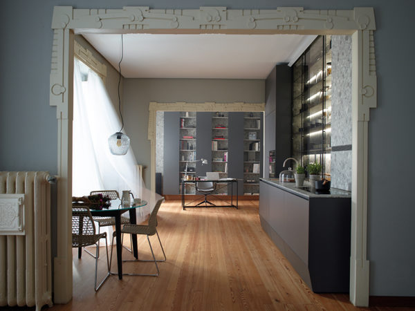 Cocina Lineal con vitrina, estudio y salón
