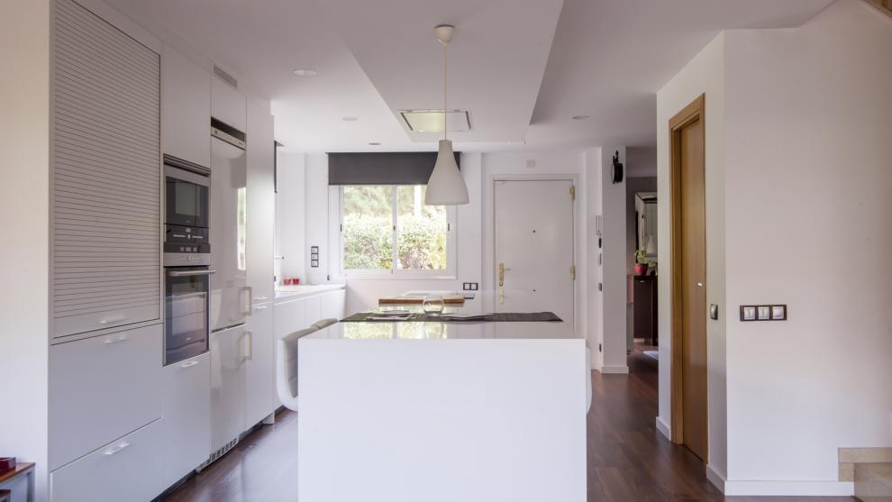 slide_cocina-blanca-con-isla-abierta-al-salon-diseno-santos-2