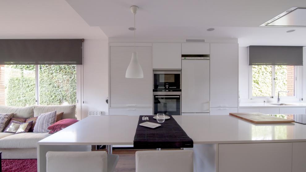 slide_cocina-blanca-con-isla-abierta-al-salon-diseno-santos-3