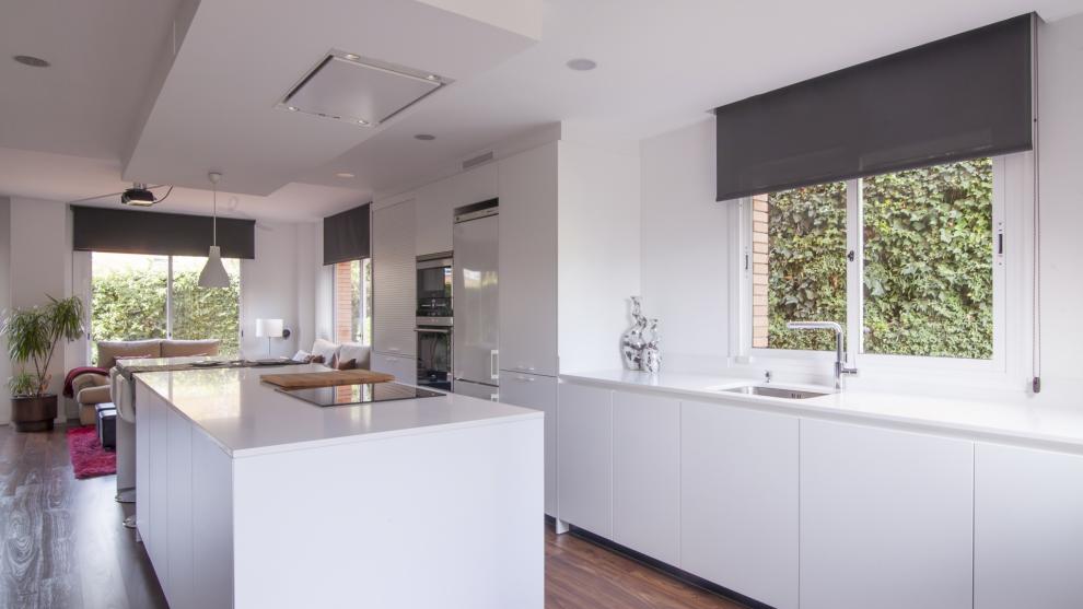 slide_cocina-blanca-con-isla-abierta-al-salon-diseno-santos-5