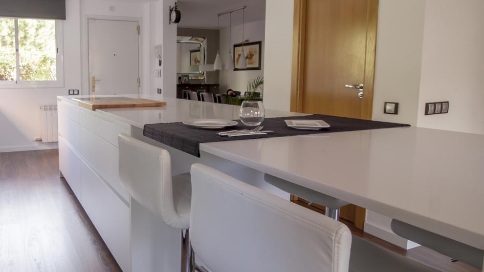slide_cocina-blanca-con-isla-abierta-al-salon-diseno-santos-6