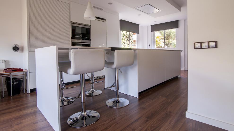 slide_cocina-blanca-con-isla-abierta-al-salon-diseno-santos-7