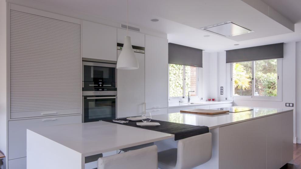 slide_cocina-blanca-con-isla-abierta-al-salon-diseno-santos-8