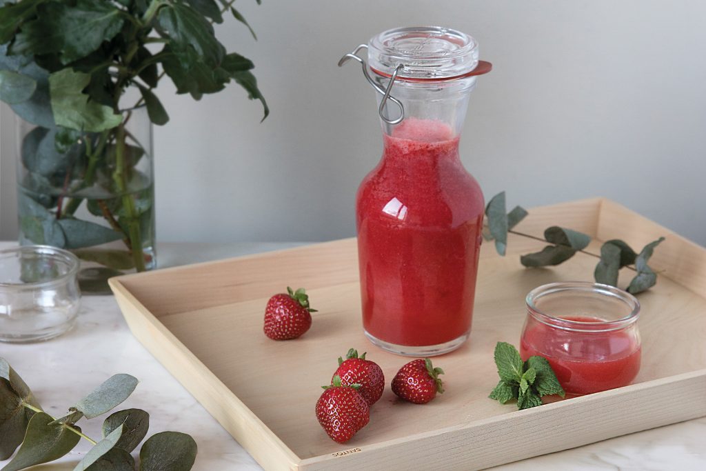 Receita de smoothie de morango e groselha no calendário 2019 de cozinhas Santos
