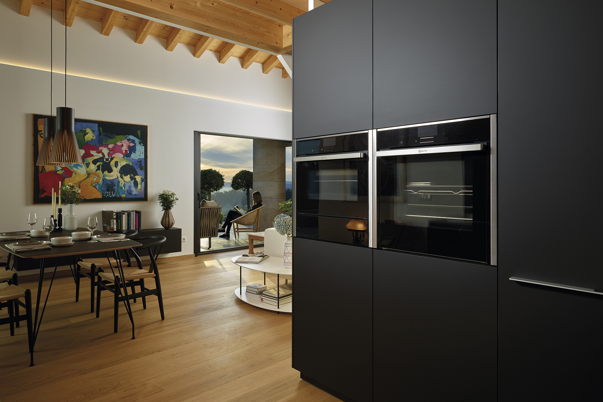 Cuisine noire ouverte sur le salon, équipée avec des meubles conçus par Santos