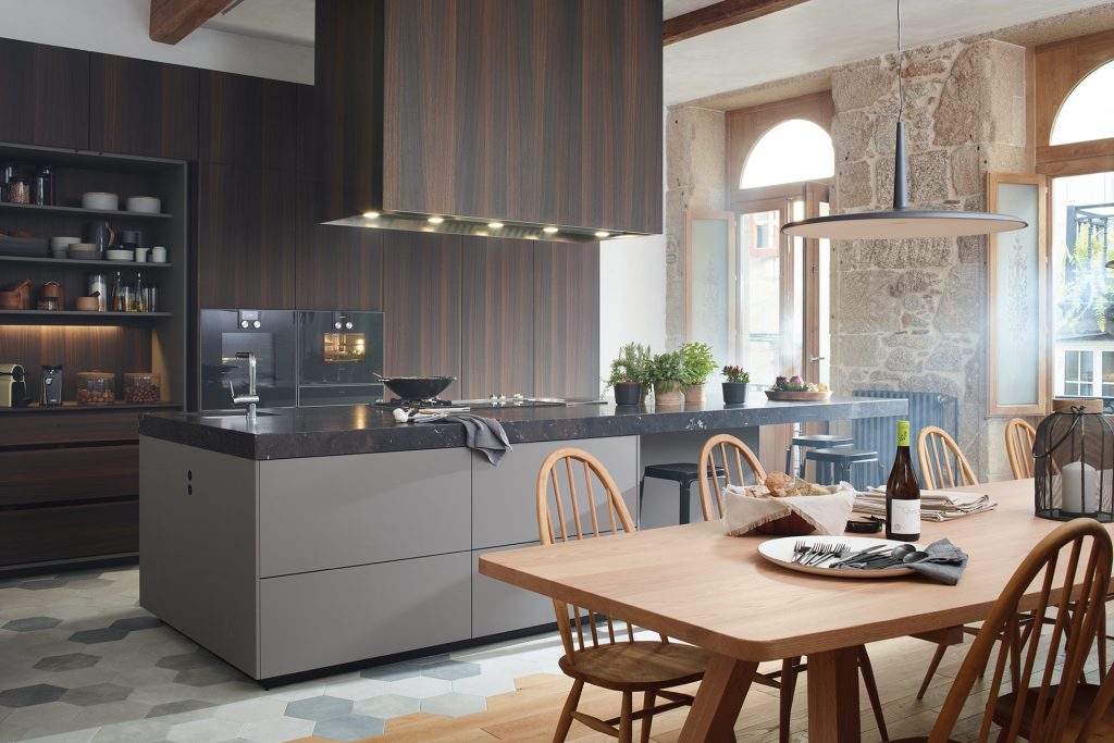 Kitchen with island and sideboard that opens into the dining room, fitted with cabinets designed by Santos