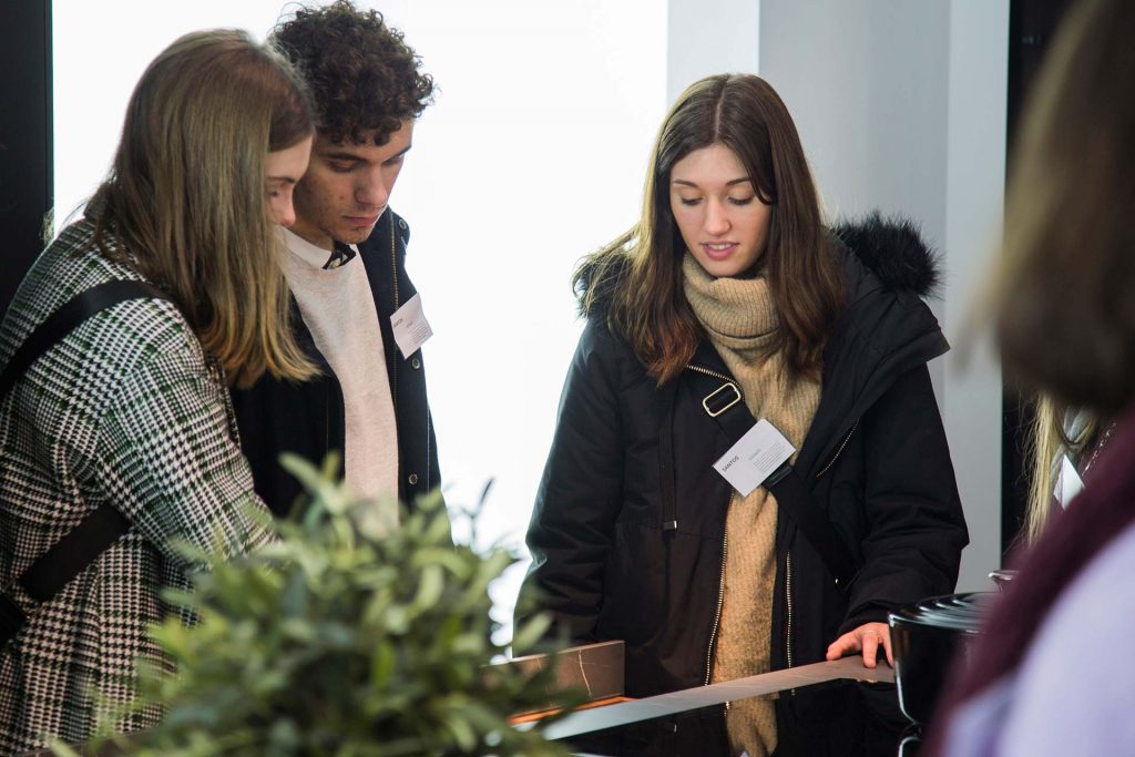 La fábrica de cocinas Santos recibe la visita de la EASD Pablo Picasso