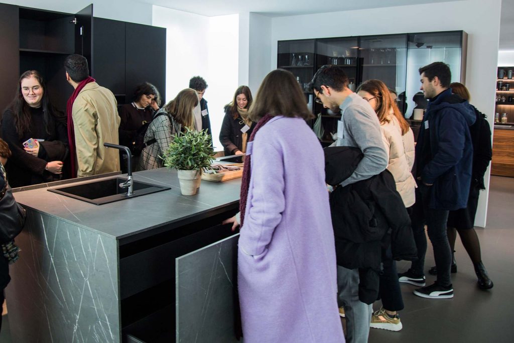 La fábrica de cocinas Santos recibe la visita de la EASD Pablo Picasso