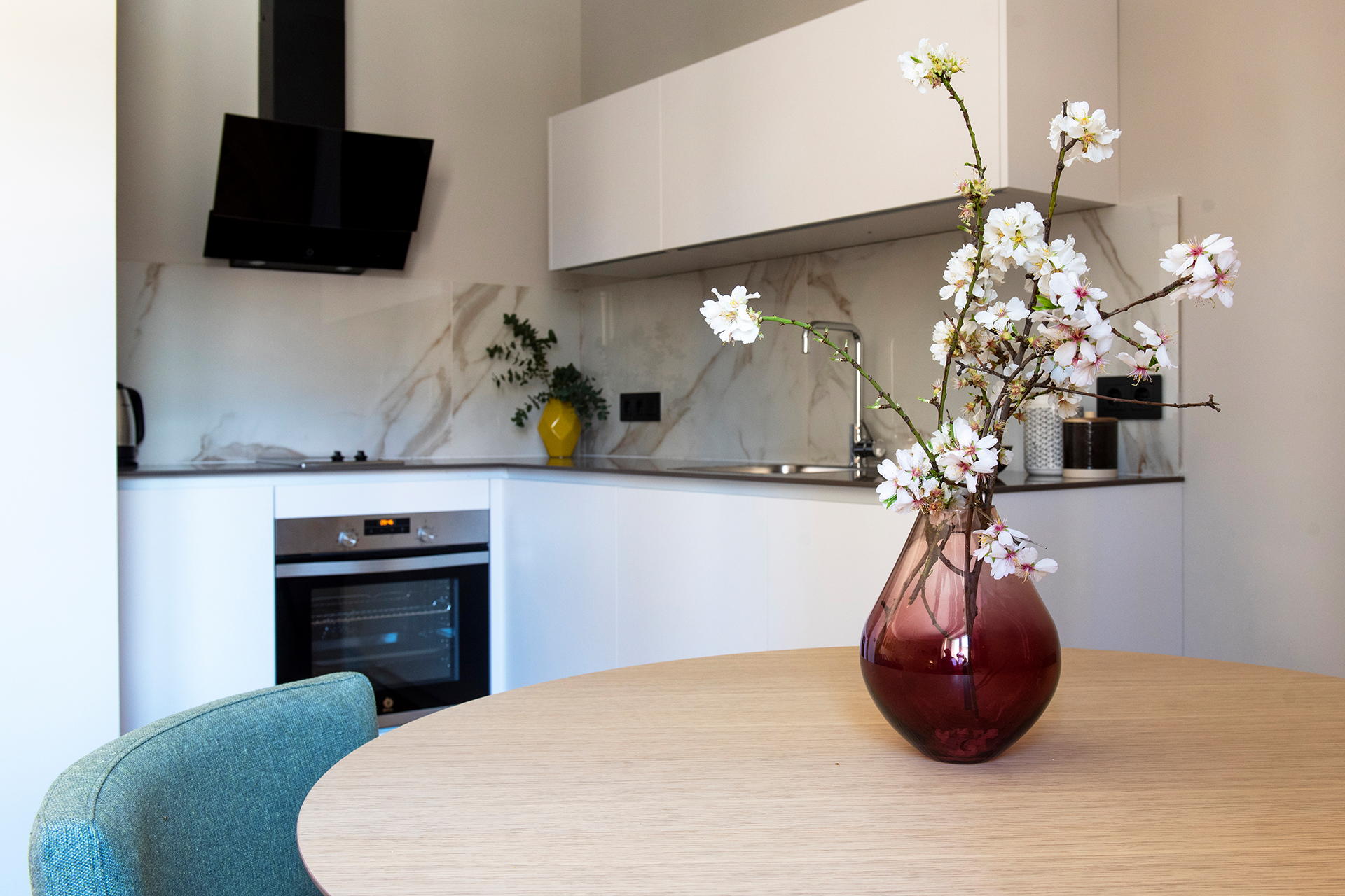 Les Cuisines Santos dans des appartements touristiques, par la créatrice Ana Montarelo