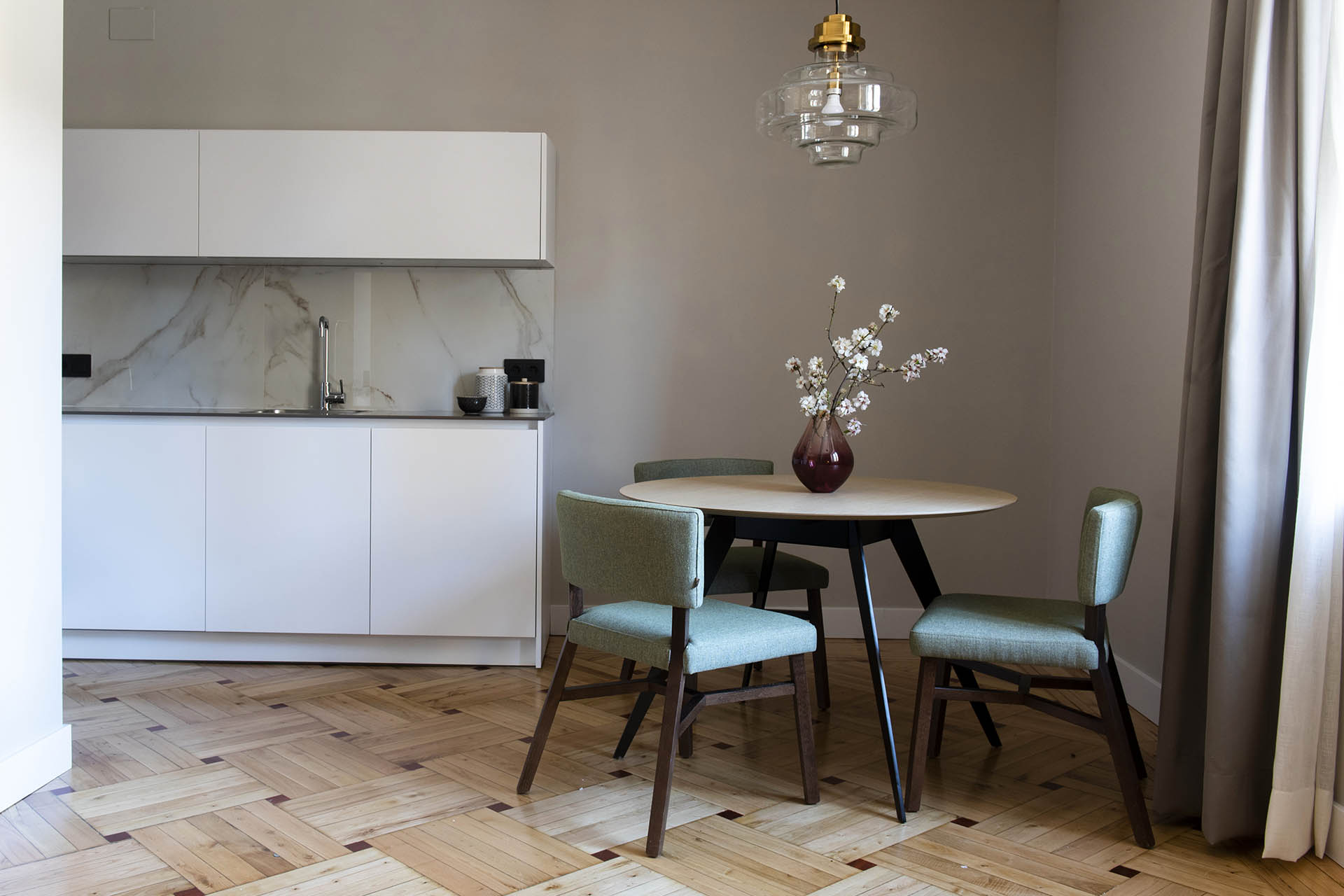 Les Cuisines Santos dans des appartements touristiques, par la créatrice Ana Montarelo
