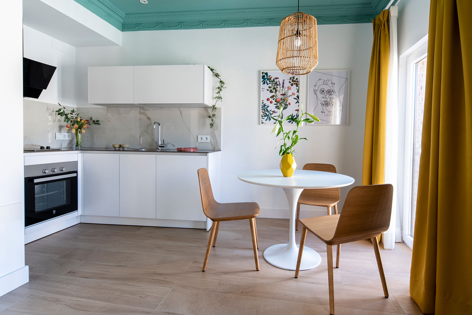 Les Cuisines Santos dans des appartements touristiques, par la créatrice Ana Montarelo