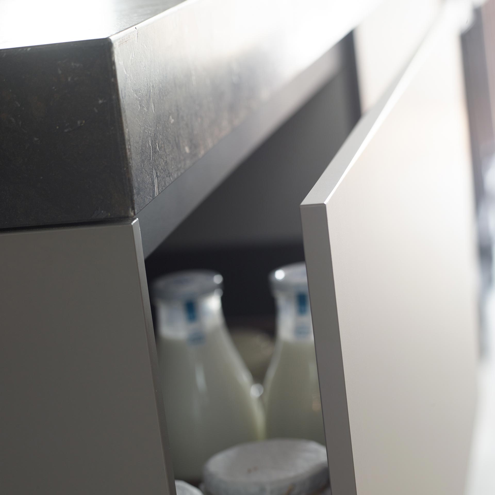 Keukens Santos afgewerkt met melamine of laminaat: variatie en weerstand