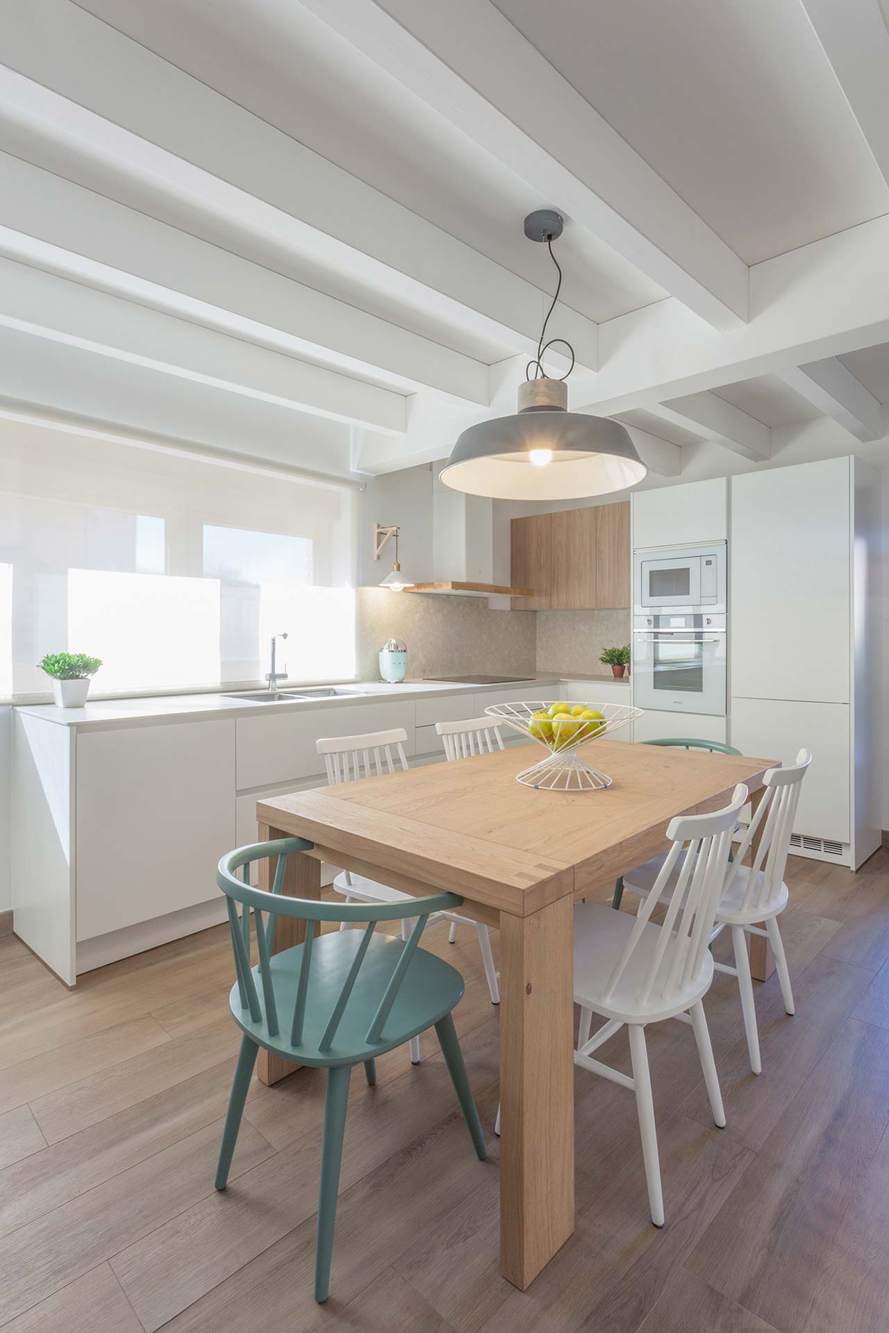 Santos keukens in gerenoveerde woningen, door Andrea Muñoz Diseño