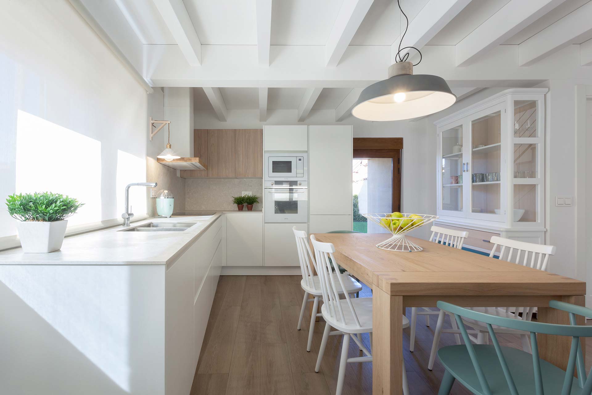 Santos keukens in gerenoveerde woningen, door Andrea Muñoz Diseño