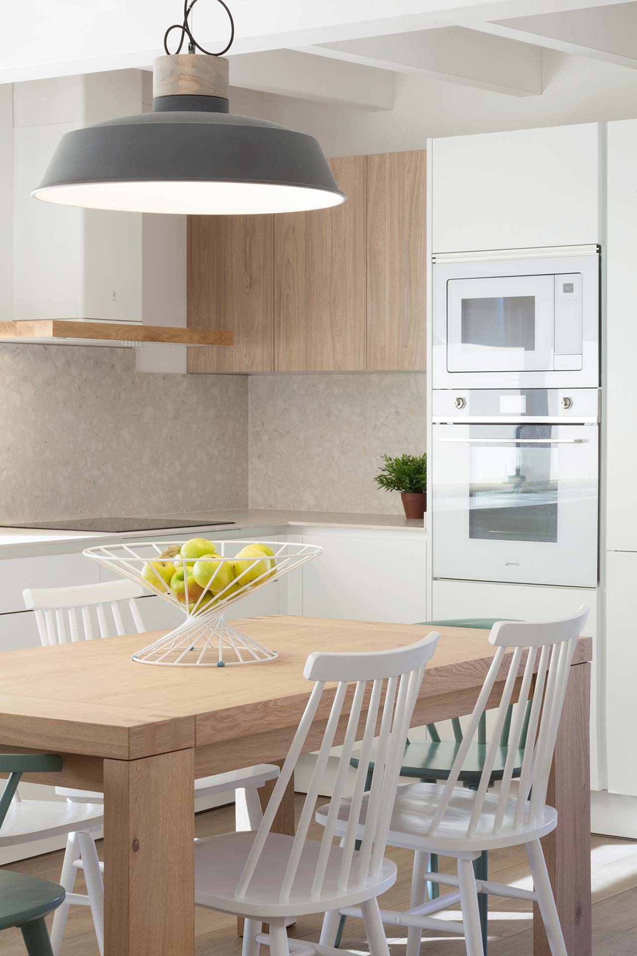 Santos keukens in gerenoveerde woningen, door Andrea Muñoz Diseño