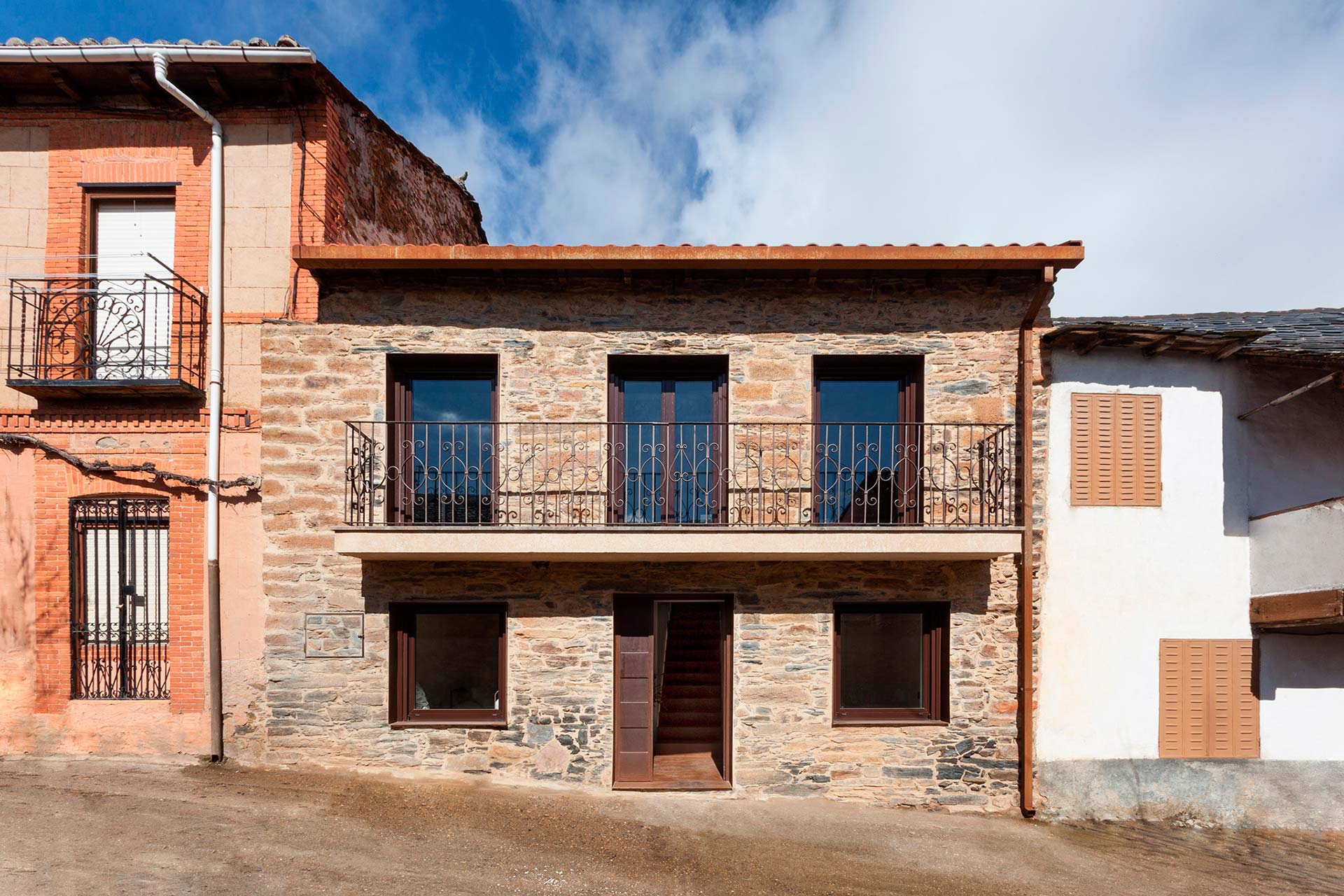 Santos keukens in gerenoveerde woningen, door Andrea Muñoz Diseño