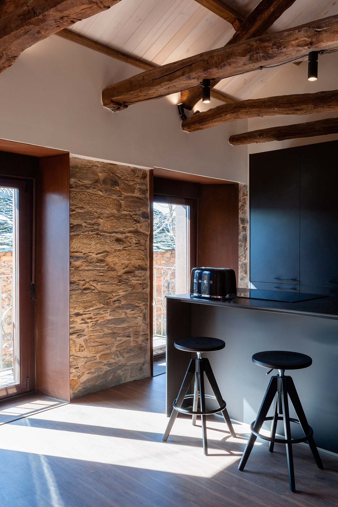 Santos keukens in gerenoveerde woningen, door Andrea Muñoz Diseño