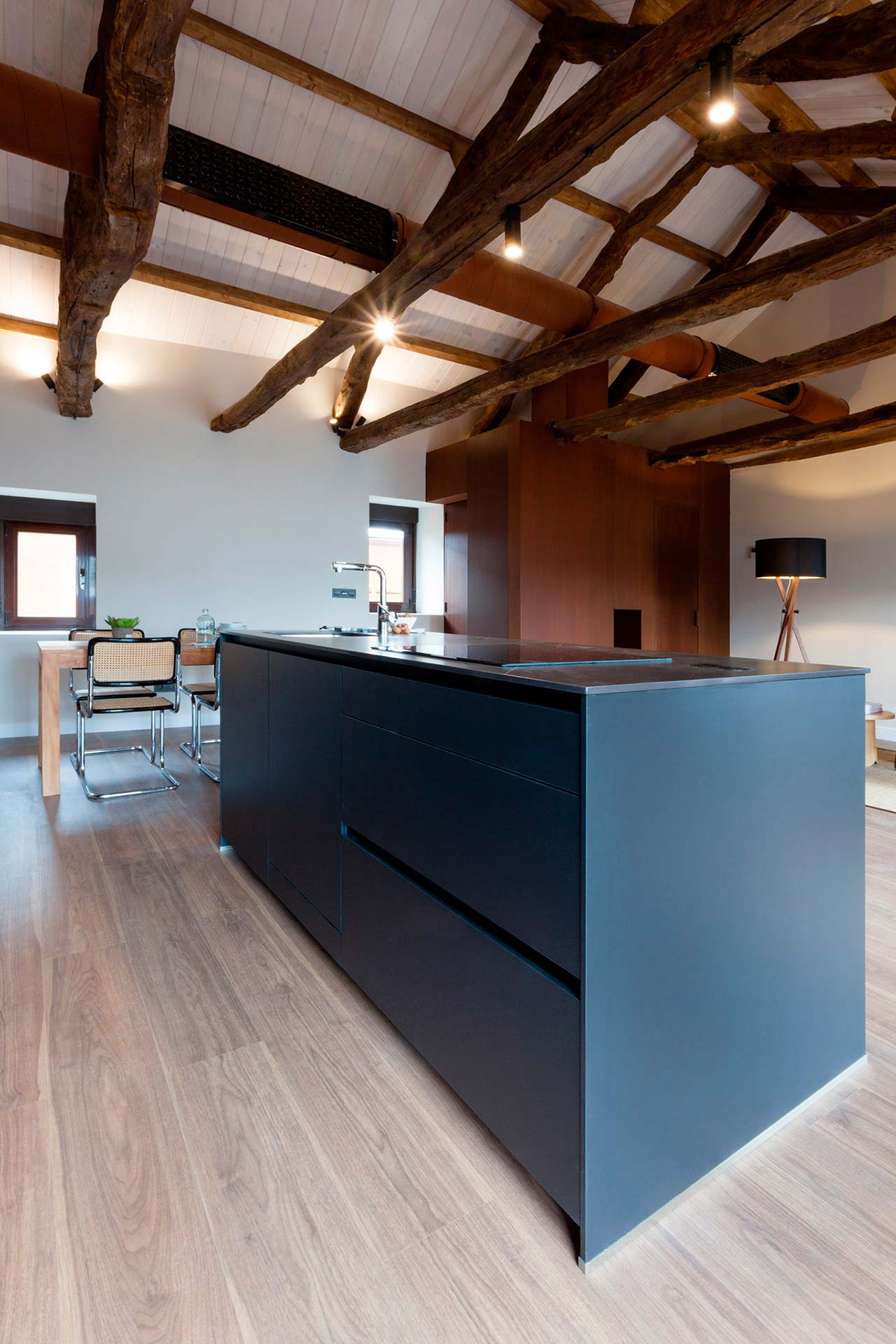 Santos keukens in gerenoveerde woningen, door Andrea Muñoz Diseño