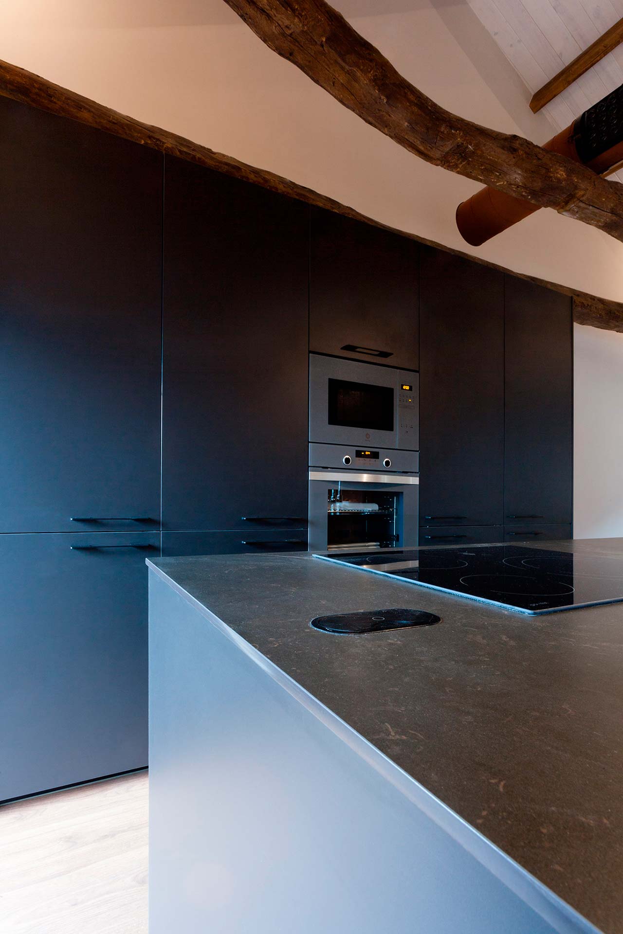 Santos keukens in gerenoveerde woningen, door Andrea Muñoz Diseño