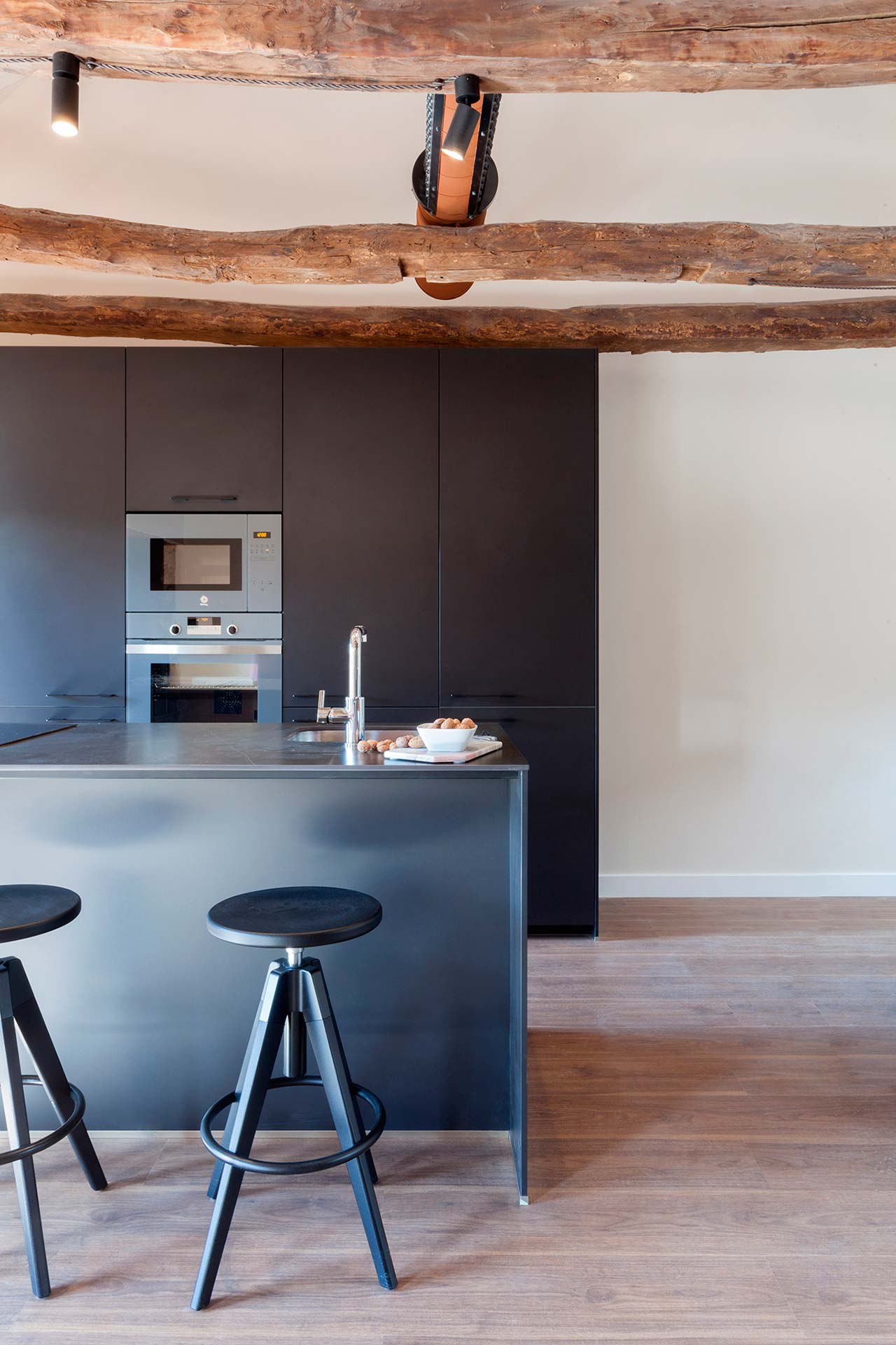 Santos keukens in gerenoveerde woningen, door Andrea Muñoz Diseño