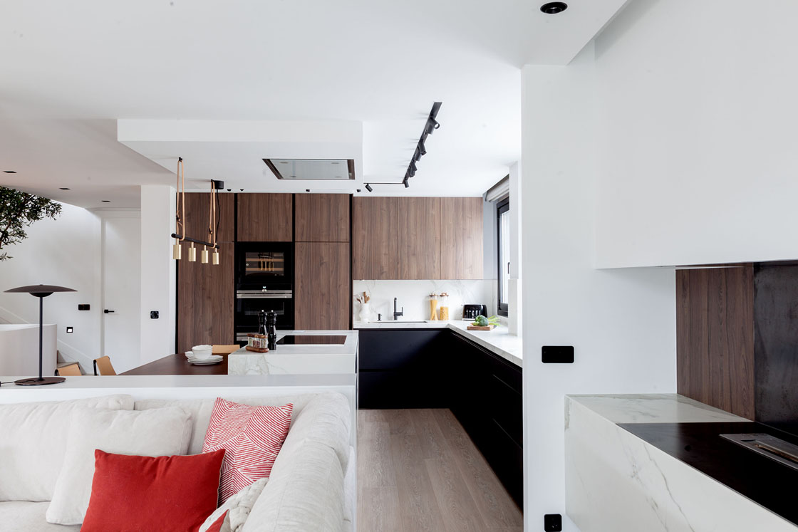 Black Santos kitchens created by the designer Natalia Zubizarreta