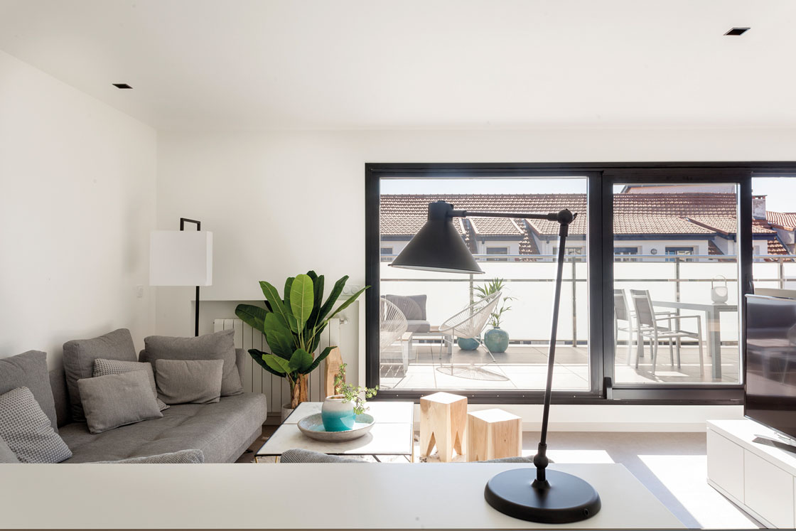 Black Santos kitchens created by the designer Natalia Zubizarreta