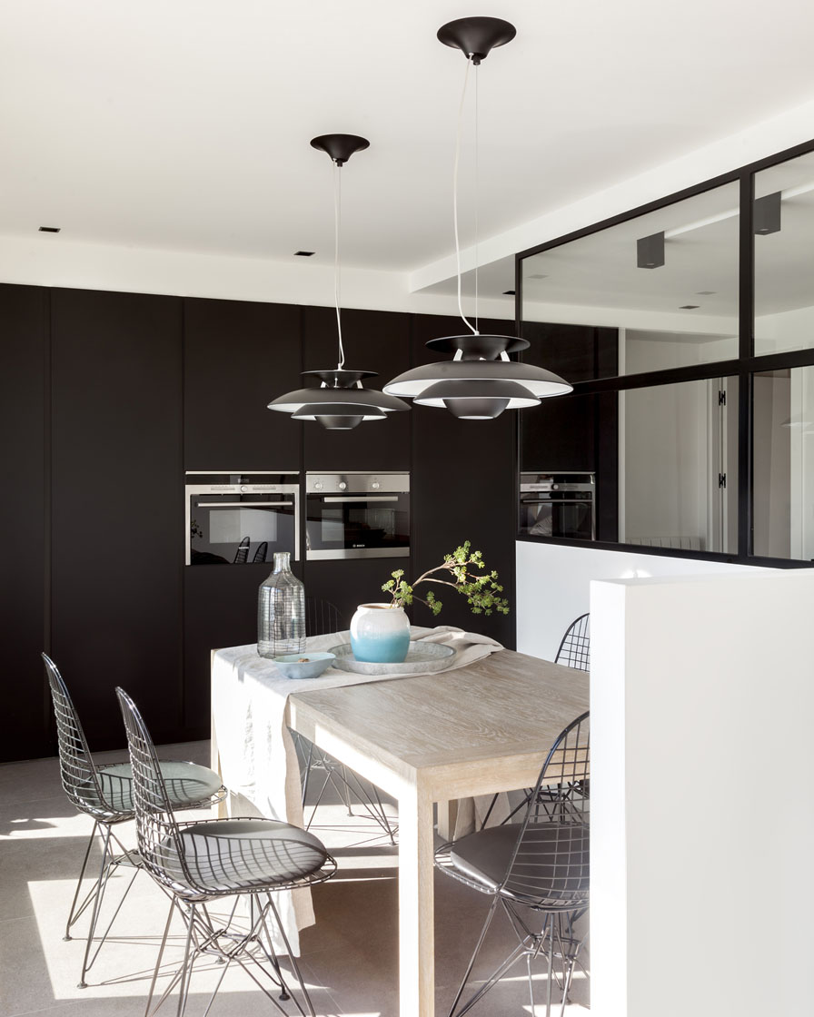 Black Santos kitchens created by the designer Natalia Zubizarreta
