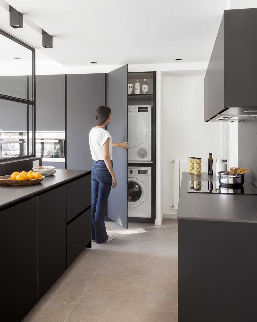 Black Santos kitchens created by the designer Natalia Zubizarreta