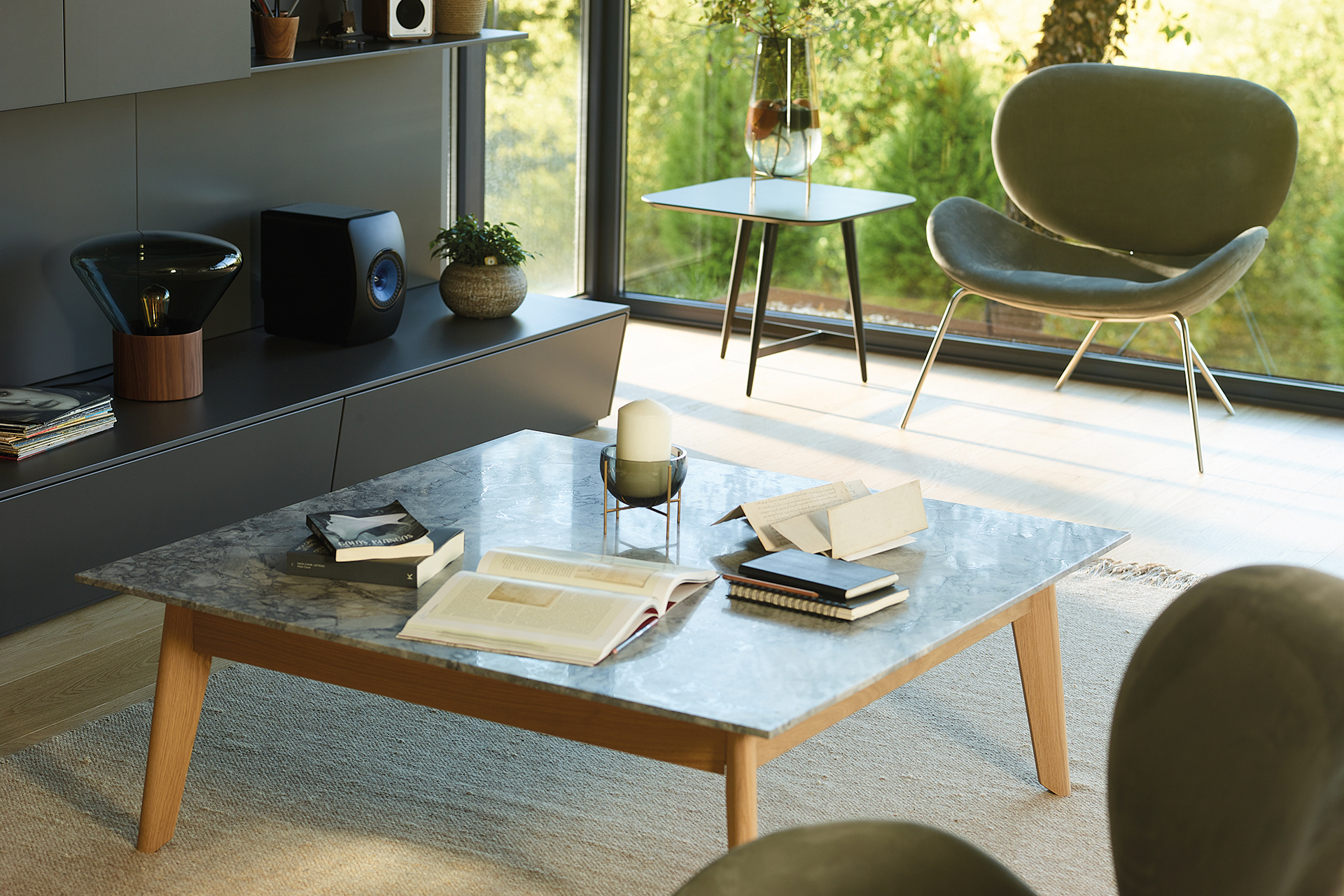 Mesa de madera y granito para salon Santos