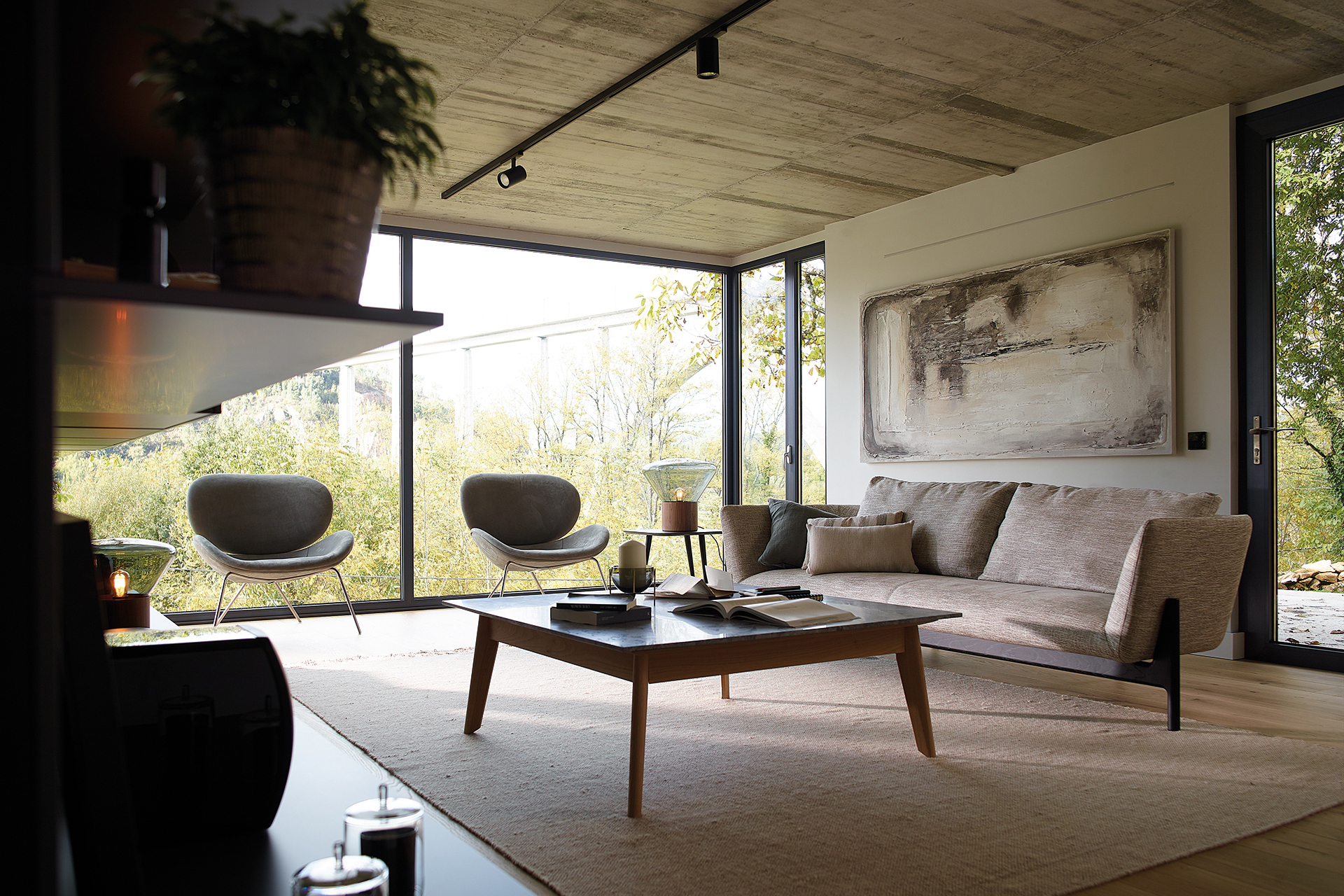 Muebles de salón con mesa y armarios altos