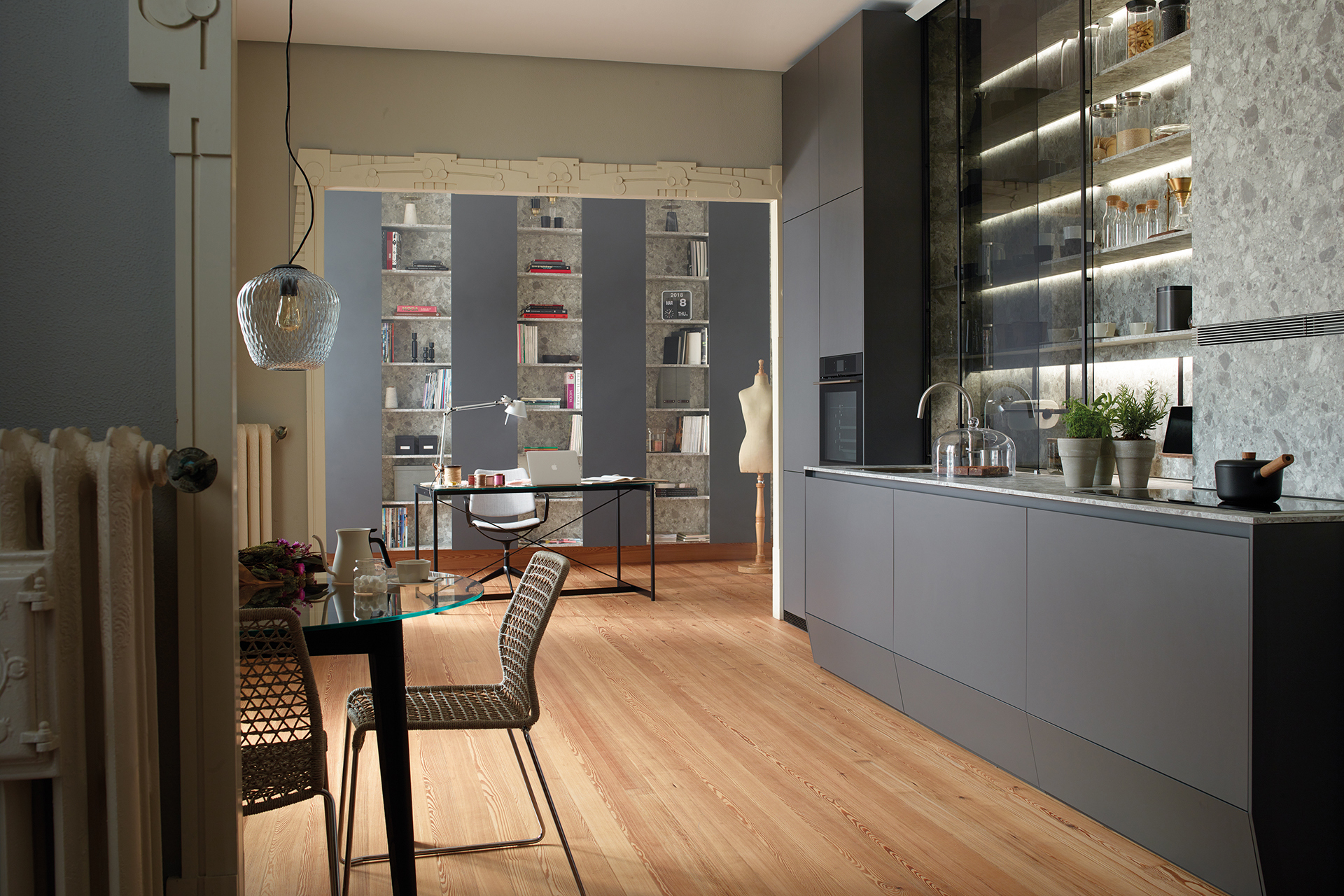 Armarios columna con baldas en cocina integrada al salón