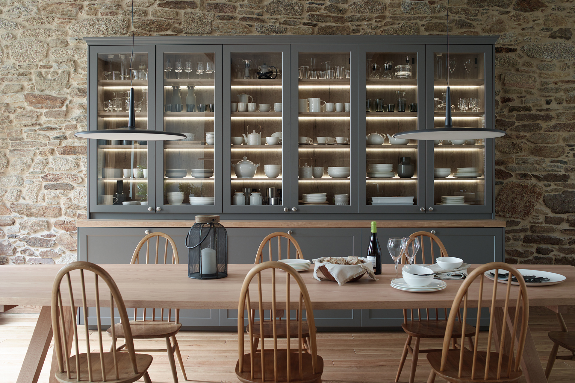 Armarios columna con baldas en cocina integrada al salón