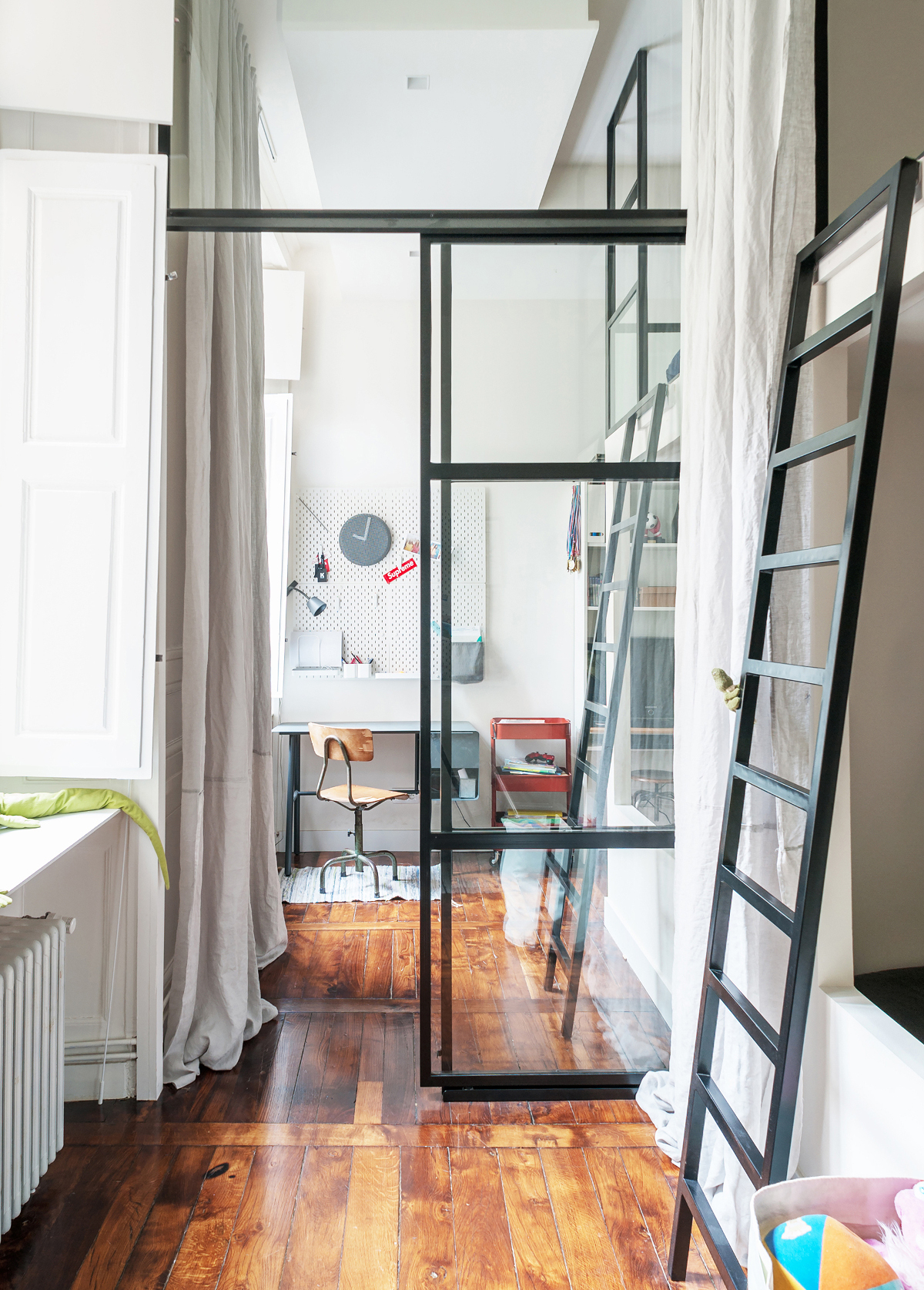 Cuisine Santos noire avec îlot dans un appartement à l'esprit bohème