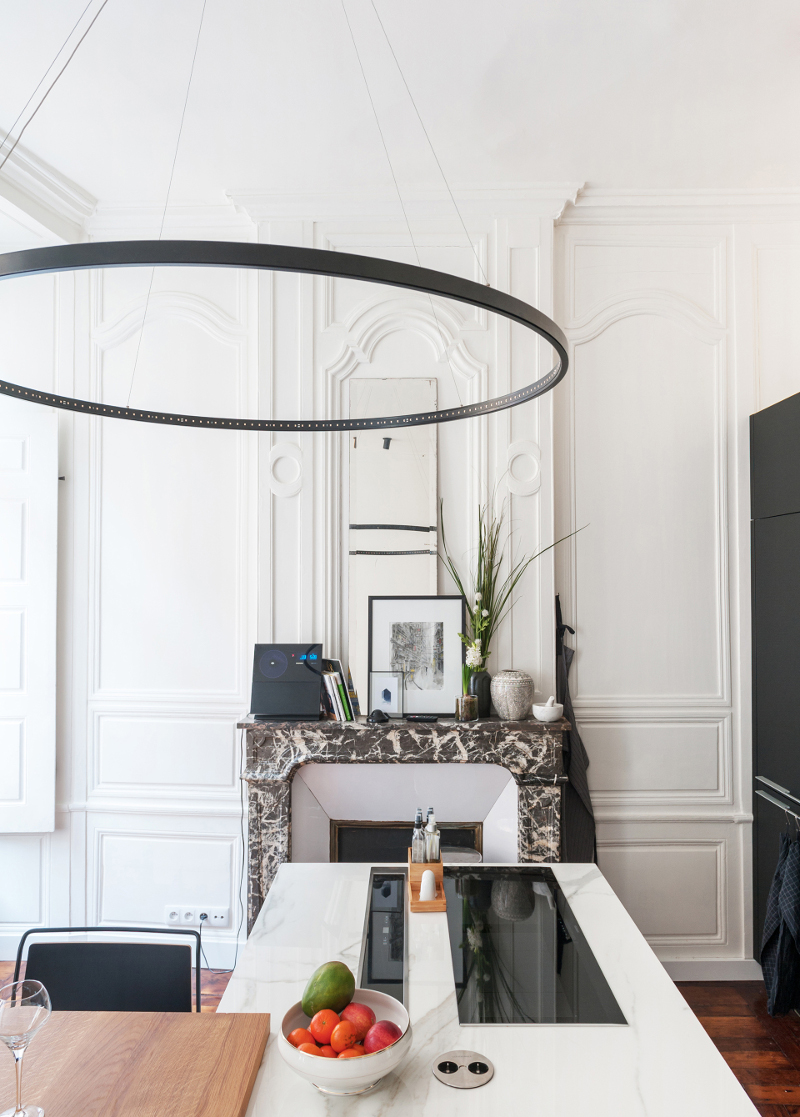 Cuisine Santos noire avec îlot dans un appartement à l'esprit bohème
