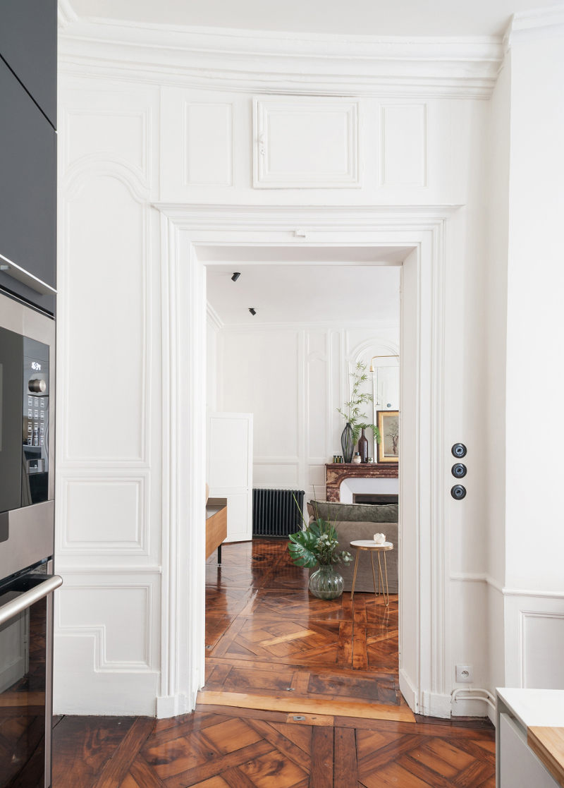 Cuisine Santos noire avec îlot dans un appartement à l'esprit bohème