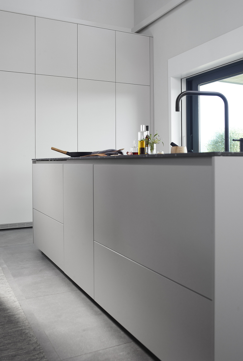 Isla central y muebles en cocina blanca Santos