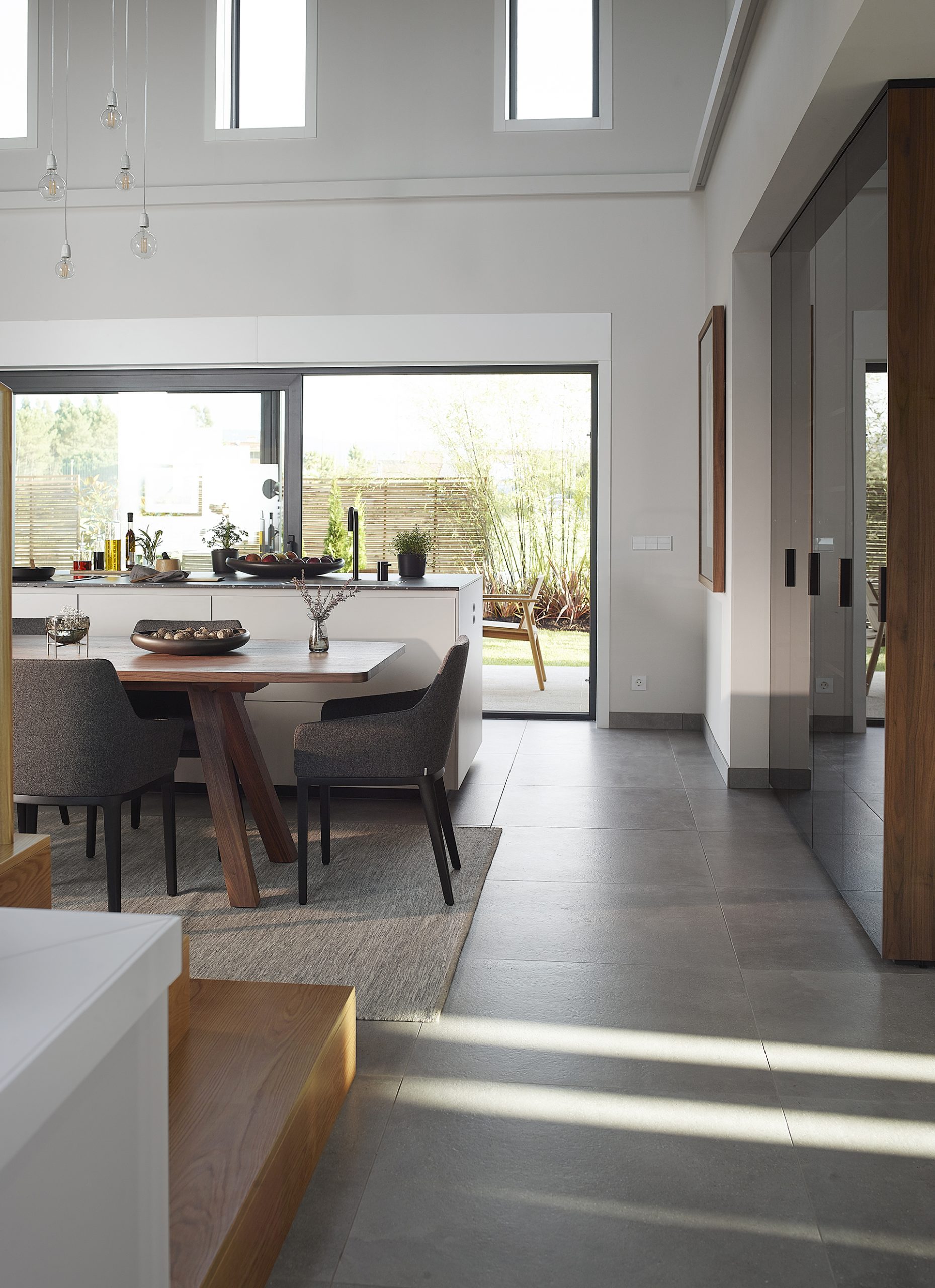 Cocina blanca y madera con isla abierta y luminosa
