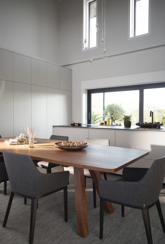 Mesa de cocina de madera en una cocina blanca Santos