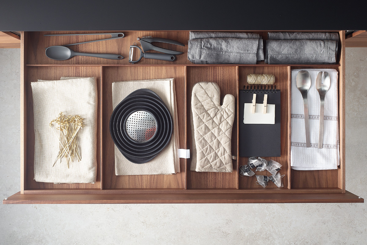 Accessories for Santos kitchen drawers: kitchen cloths and utensils