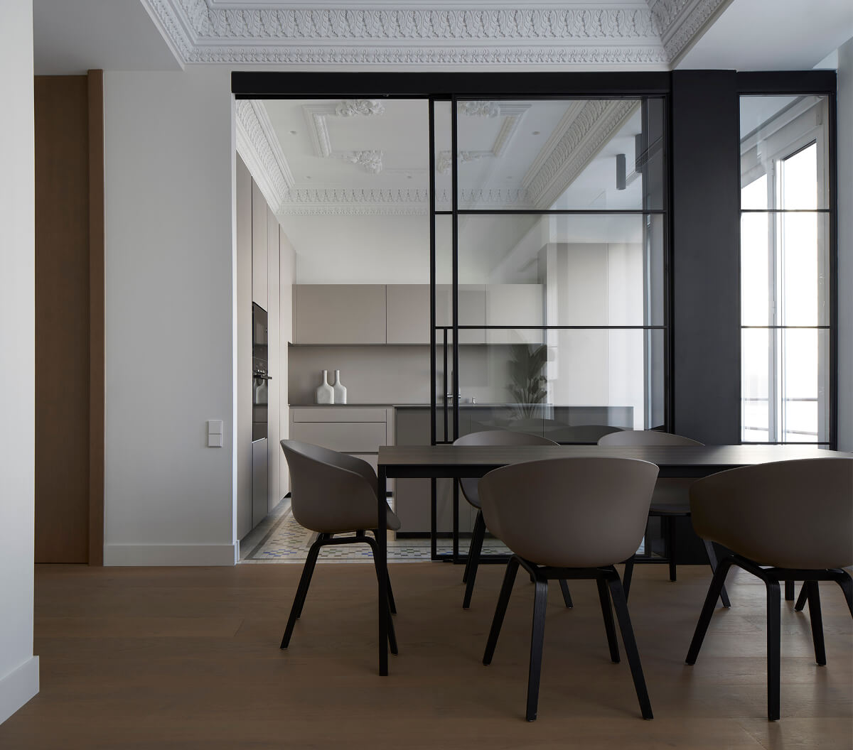 Piso con cocina blanca abierta al comedor Santos