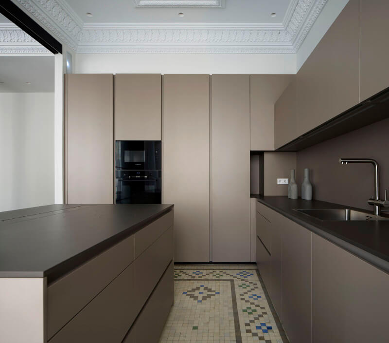 Cocina con isla y suelo de mosaico Santos